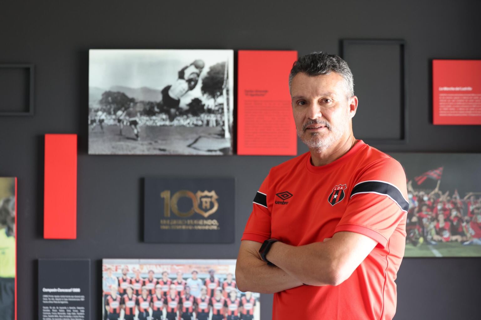 Ricardo González trabaja en Liga Deportiva Alajuelense como preparador de porteros de liga menor.