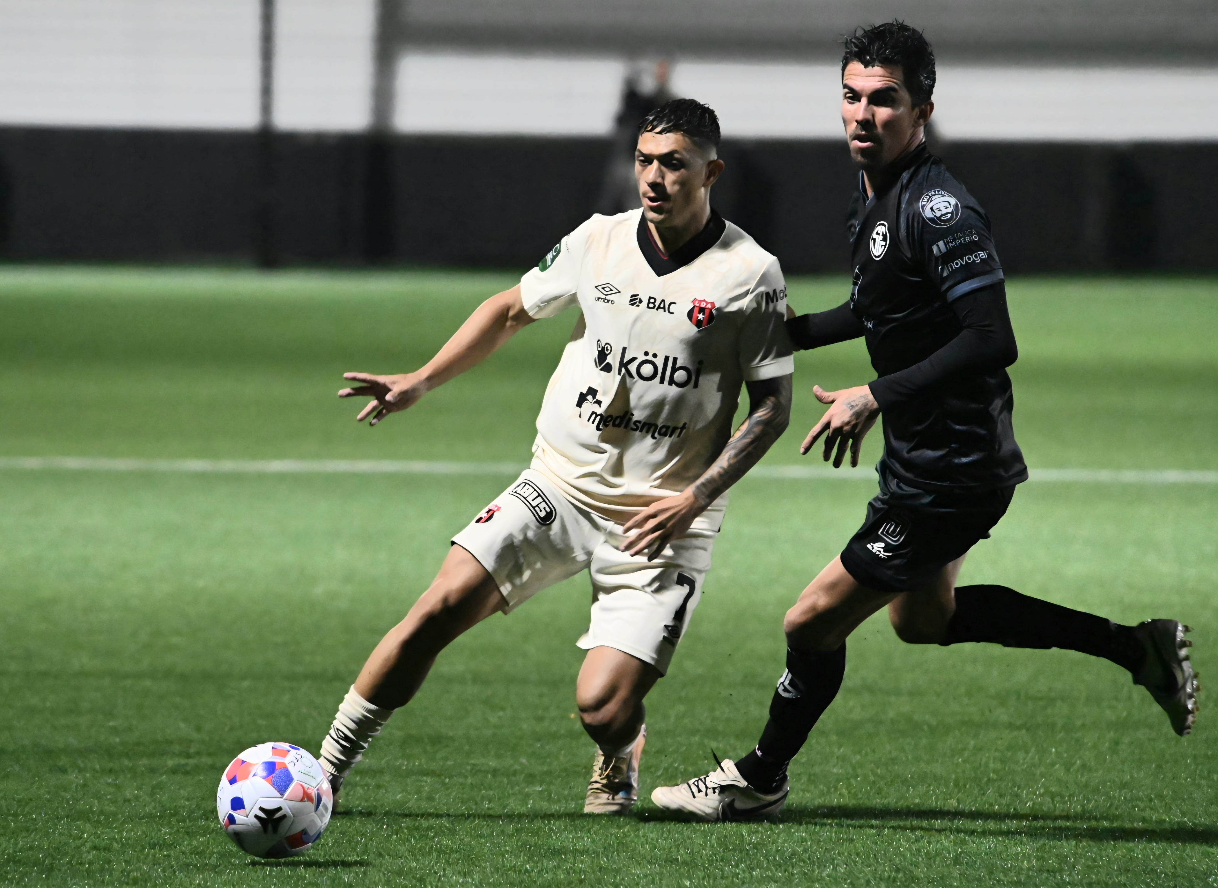 25 de julio del 2026. Estadio Puente de Piedra, Grecia. 20:00 hrs. El equipo Sporting FC se enfrenta a la Liga Deportiva Alajuelense en la jornada 1 del Torneo de Apertura del Campeonato Nacional de fútbol de Primera División. En la foto: los técnicos Andrés Carevic (Sporting) e Ismael Rescalvo (LDA). Acciones durante el juego. Foto: Albert Marin.
