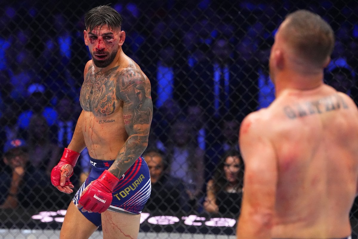 Ilia Topuria (izquierda) pierde el invicto frente Justin Gaethje que consigue el Campeonato Mundial de Peso Ligero.