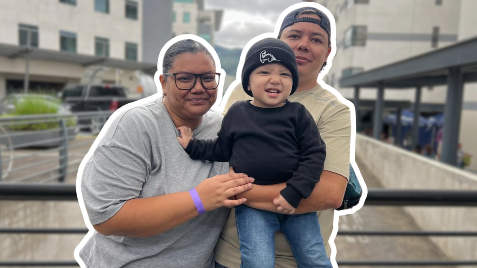 Gael junto a sus padres, durante el proceso para acceder a la cirugía por criptorquidia.