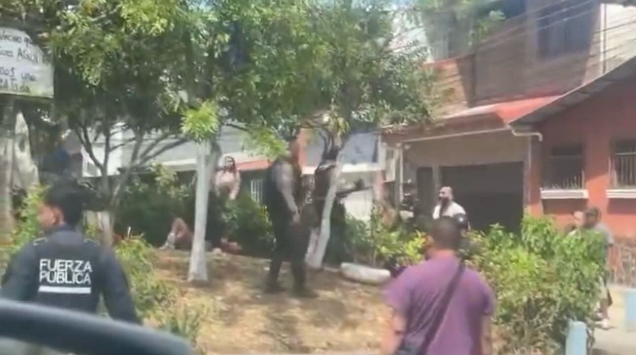 Frente al cuerpo sin vida de un hombre de 23 años, personas presentes en la escena agredieron con piedras a la policía. Foto: Cortesía.
