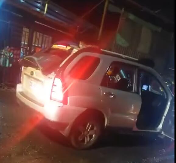 Dos ocupantes de este Kía, entre ellos una mujer y un bebé fallecieron baleados este 30 de octubre, otra mujer quedó grave. Foto: Cortesía Noticias RED.