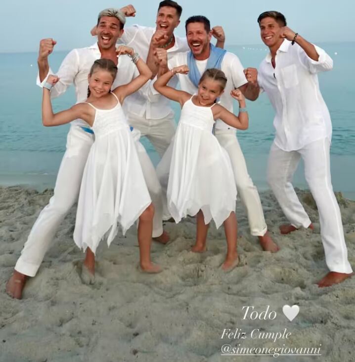 Diego Simeone posó con todos sus hijos: Giovanni, Gianluca, Giuliano, Francesca y Valentina.