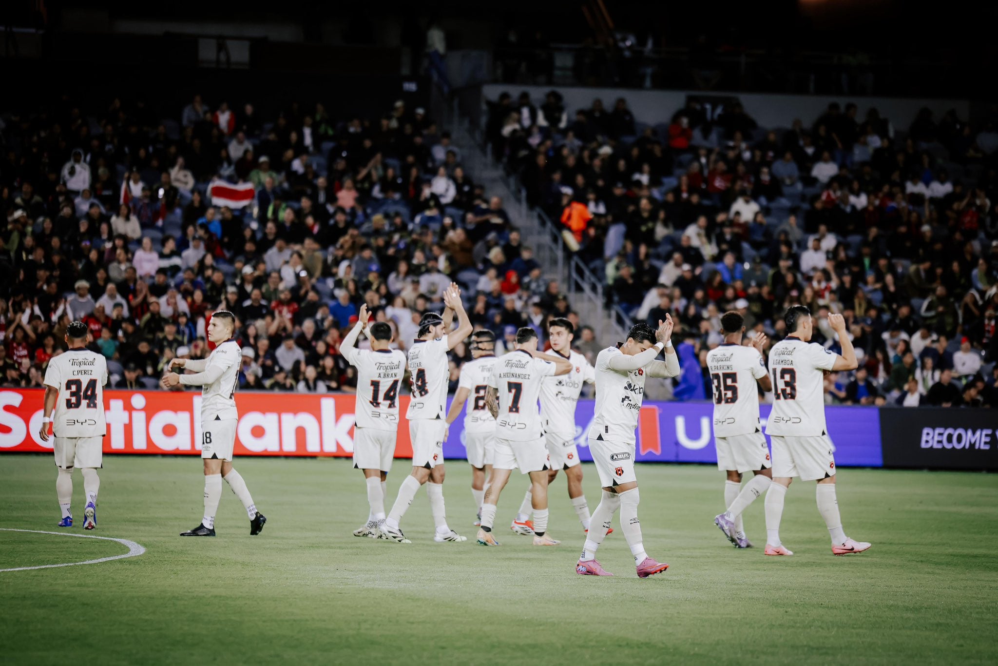 Liga Deportiva Alajuelense se defiende con uñas y dientes ante LAFC.