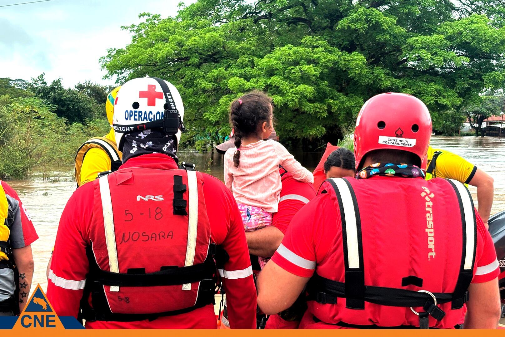 El sábado, personal de Cruz Roja realizó de labores de evacuación preventiva de vecinos en zonas anegadas de Nosara (cantón de Nicoya en Guanacaste). Fotografía: Cortesía CNE.