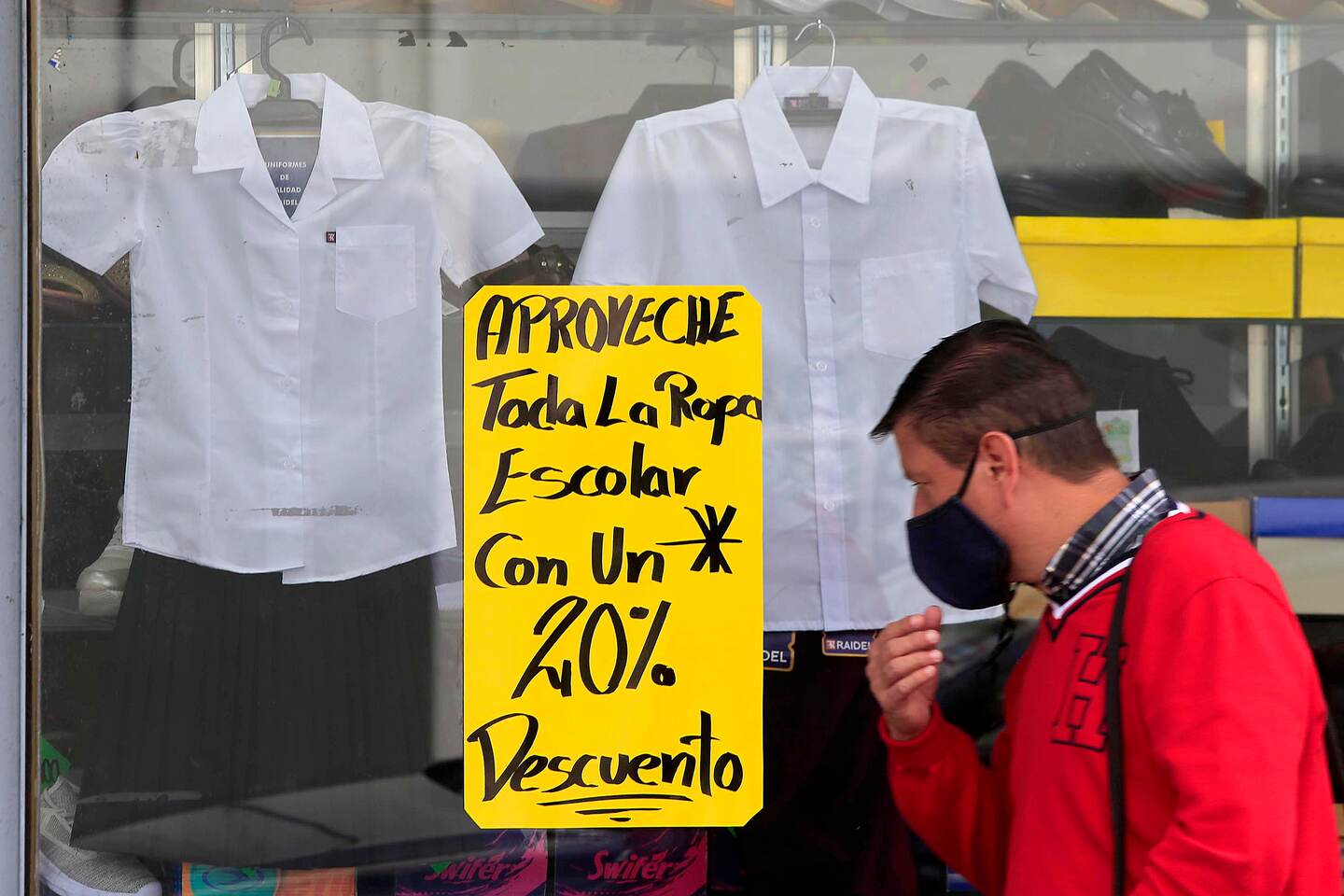 13/01/2021 Cartago. La venta de uniformes escolares no calienta. Las tiendas se anuncian con descuentos de hasta el 20 por ciento pero muy pocas personas se acercan al menos a preguntar. Y eso se debe a que hay mucha incetidumbre acerca del inicio del curso lectivo y cómo se va a dar el mismo, indican los vendedores. Foto: Rafael Pacheco