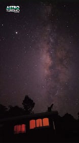 Categoría fotografía con teléfono móvil: Noche despejada y Víaa Láctea desde El Empalme del Guarco (Cartago). Tomada con el celular en modo exposición prolongada. Tomada el 2/16/2024