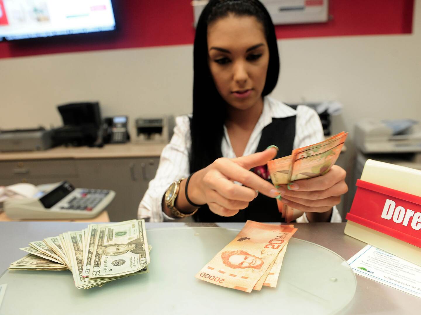 El precio del dólar se elevó 3% durante cinco meses de este año. La variación cambiaria fue muy similar a la reportada durante todo el 2016 cuado fue de 3,5%. Dorelyn Rojas de Banco Cathay cuenta divisas.