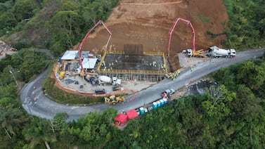 Así se construye uno de los puentes más grandes de Costa Rica en la punta sur de la vía San Carlos