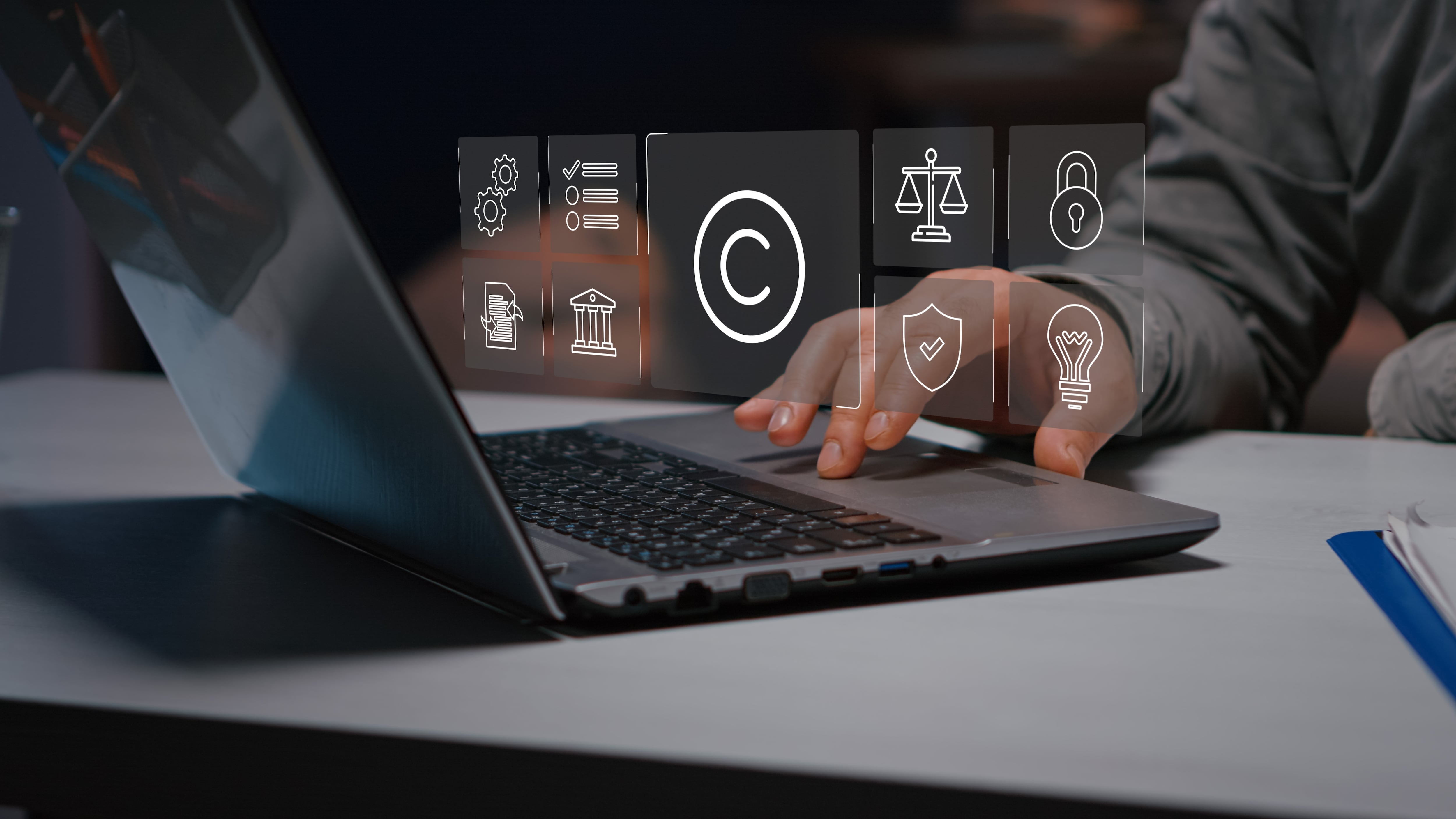 Persona utiliza una computadora portátil para gestionar edictos digitales del Registro de Propiedad Intelectual, en un proceso de automatización que permite el envío electrónico a la Imprenta Nacional y agiliza los trámites de marcas comerciales.