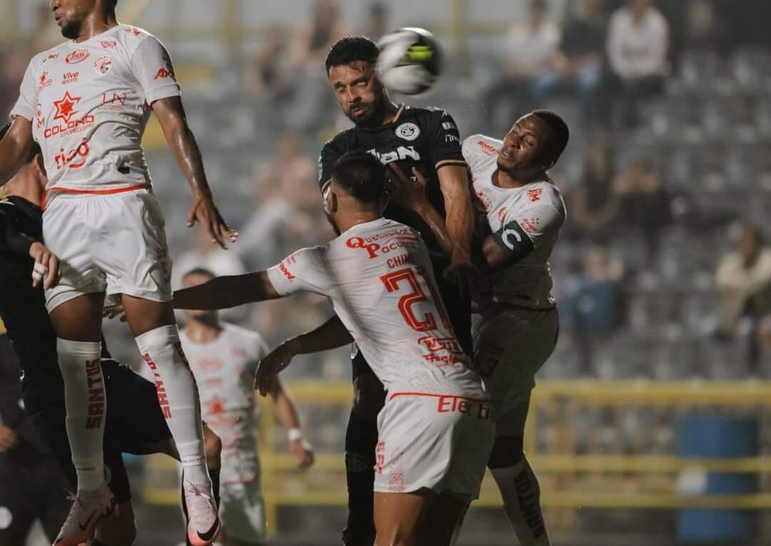 Giancarlo González salvó al Sporting FC de una derrota ante el Santos. El capitán de los albos conectó un cabezazo impecable.