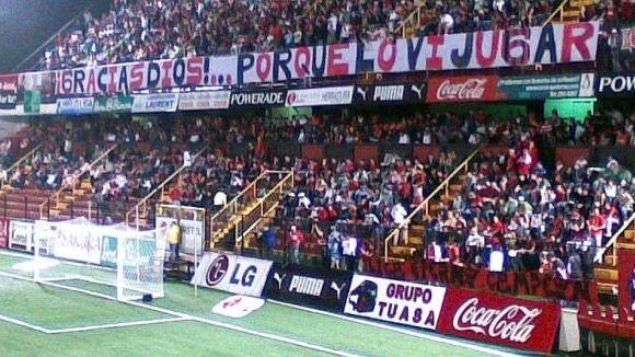 Esta fue la manta que Roberto Moya y sus amigos le regalaron a Wílmer López tras su partido de despedida.