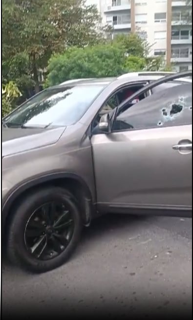 Una ráfaga de disparos entró por el parabrisas lateral izquierdo del vehículo donde viajaban tres mujeres, una de 49 años falleció y dos quedaron heridas. Foto: Cortesía.