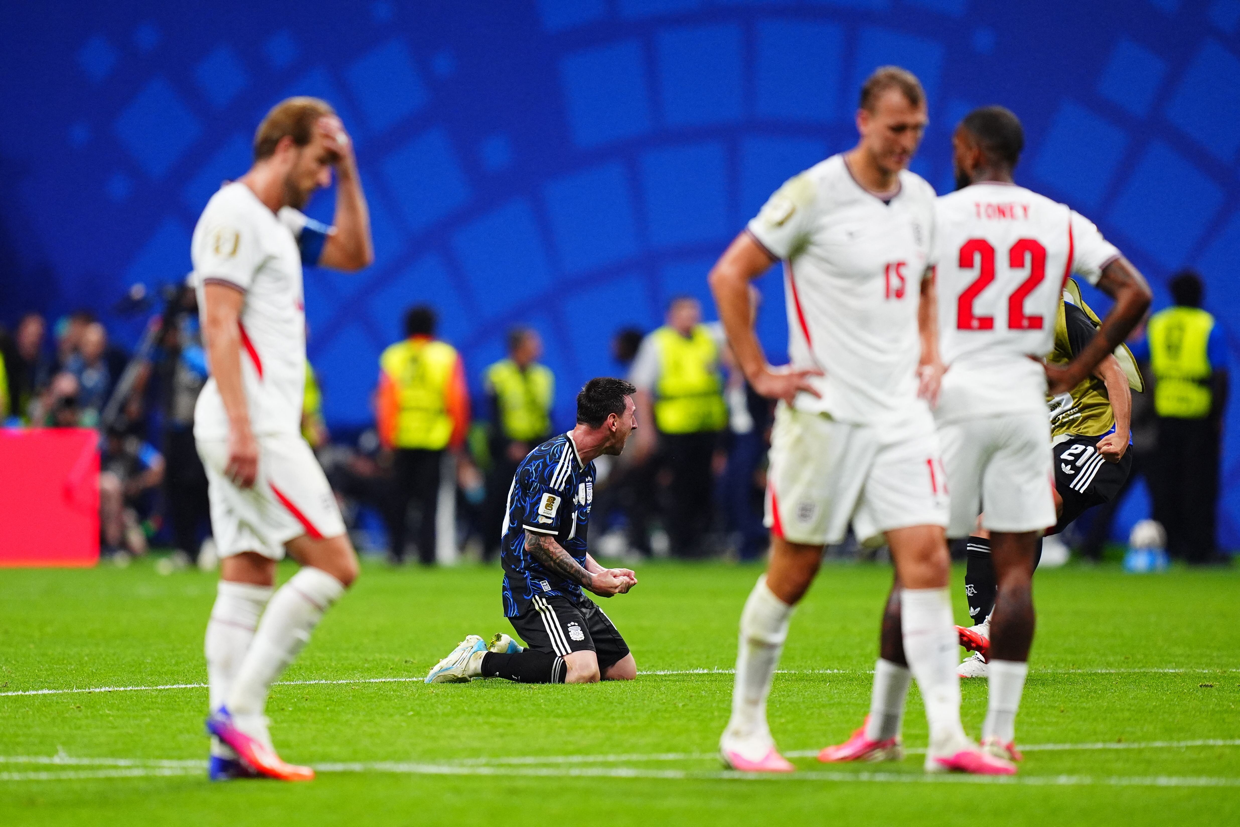Lionel Messi cae de rodillas emocionado tras la victoria de Argentina, mientras los jugadores de Inglaterra se lamentan en el Estadio de Atlanta tras quedar eliminados del Mundial.