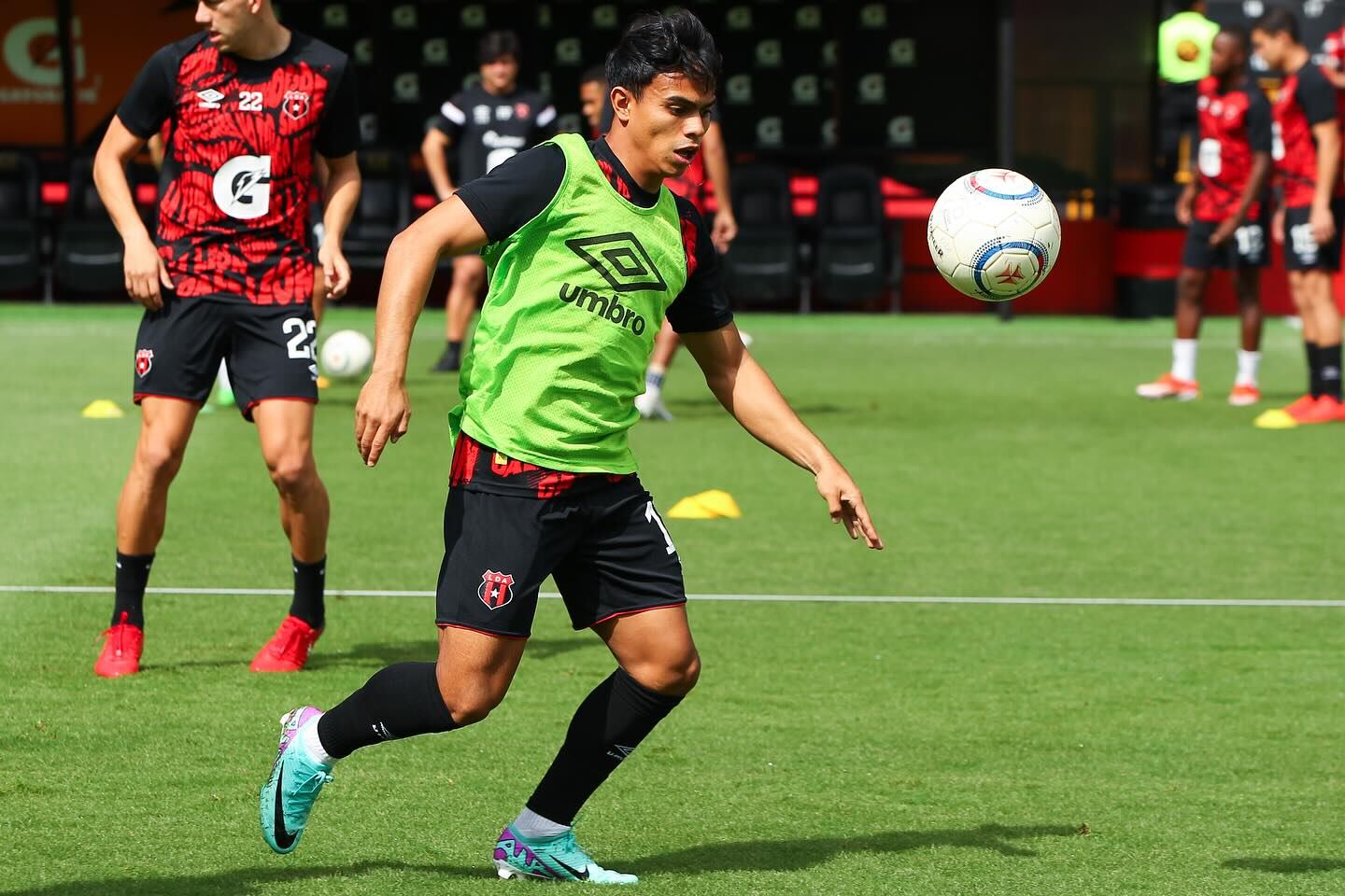 Aarón Suárez tiene contrato con Liga Deportiva Alajuelense hasta diciembre de 2026.