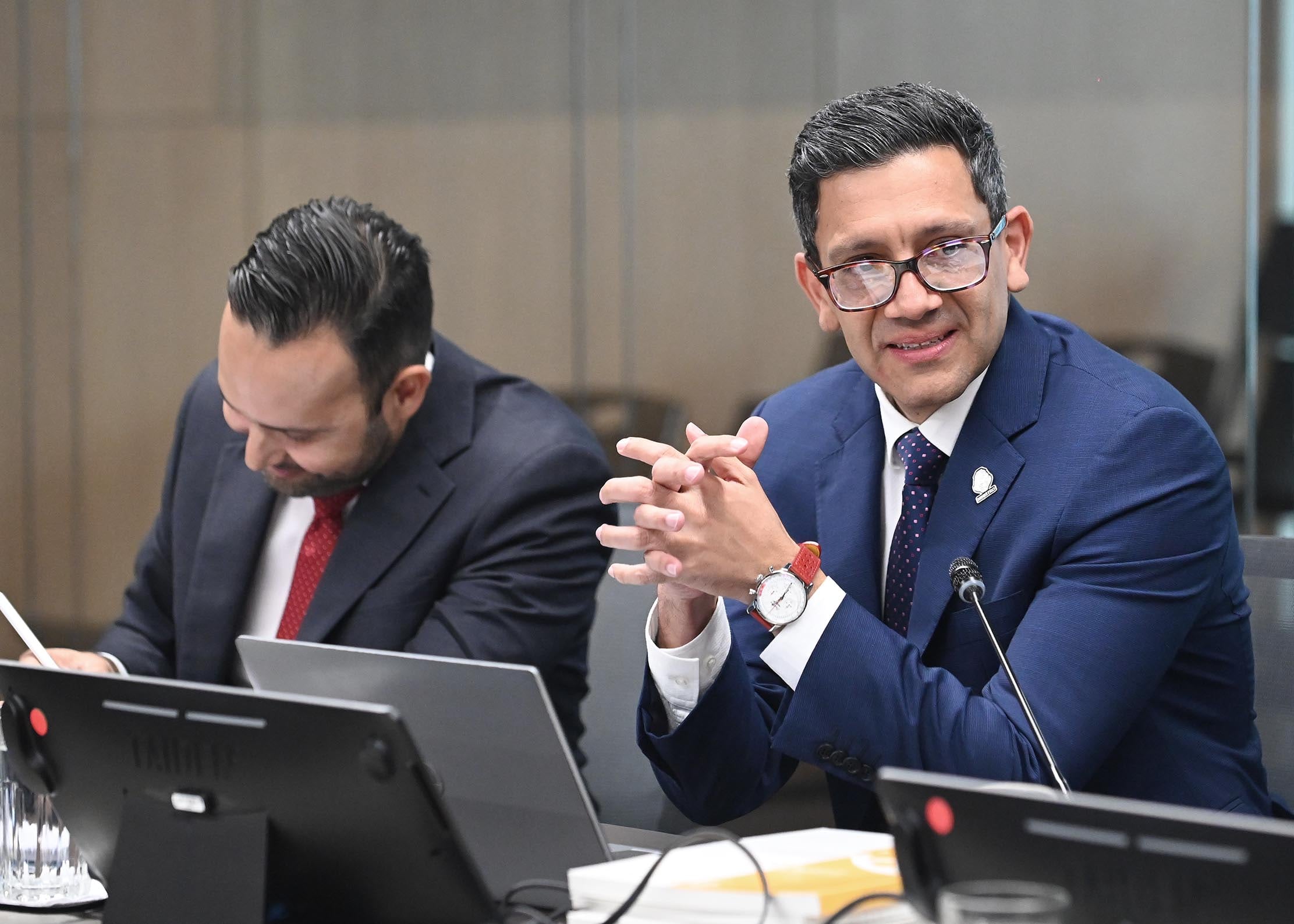 18 de febrero del 2026. Asamblea Legislativa. 12:30 hrs. El ministro y viceministro de Obras Públicas y Transporte así como funcionarios de CONAVI comparecieron ésta tarde ante la comisión legislativa de Asuntos Hacendarios. El ministro Efraín Zeledón Leiva y el viceministro Pablo Camacho respondieron bajo juramento las consultas de los diputados de la comisión. En la foto: Los funcionarios del MOPT y Conavi durante el escrutinio de los diputados. Foto: Albert Marín.