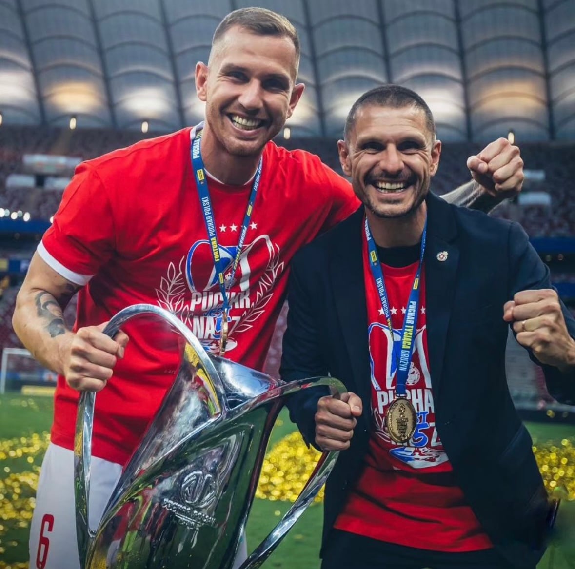 Albert Rudé posa con la copa en mano, junto al capitán del Wisla Cracovia, Alan Uryga.