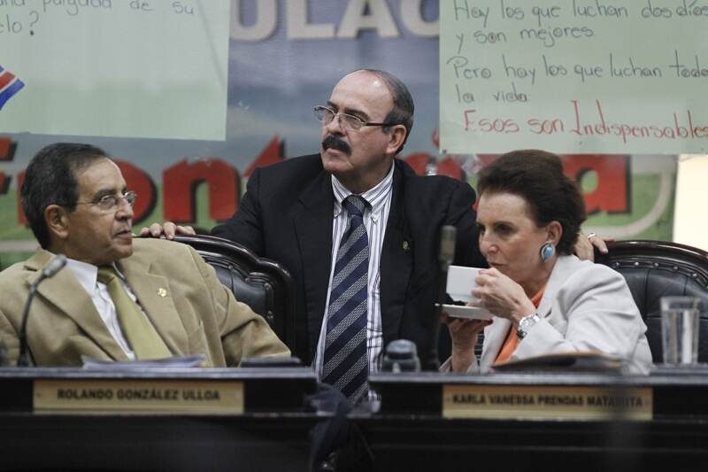 Los diputados del PLN Rolando González, Olivier Jiménez y Sandra Piszk aprovecharon los recesos de ayer para dialogar en el plenario. | JOSÉ CORDERO
