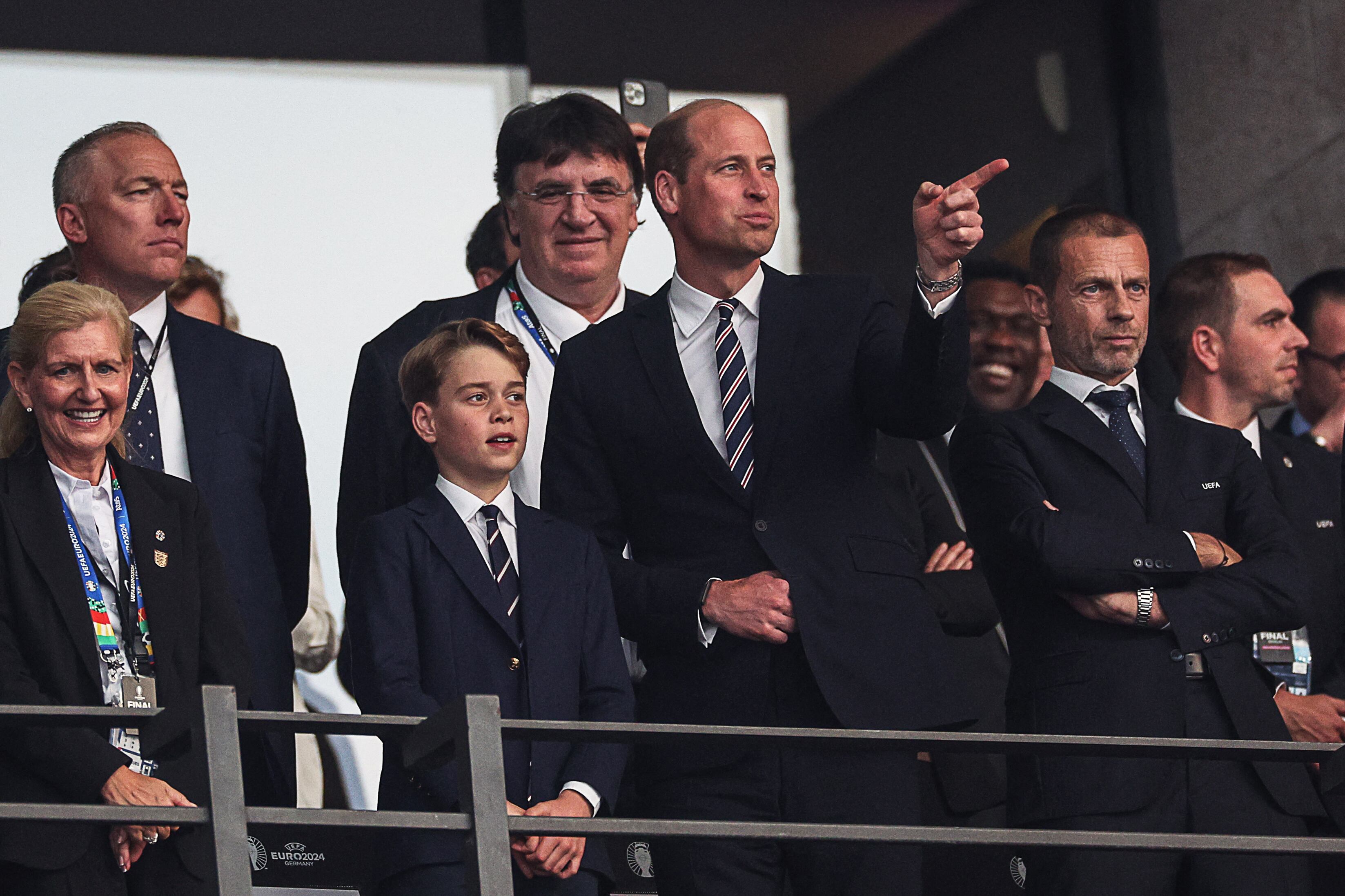 Guillermo (der) y George son fanáticos del Aston Villa y han sido vistos varias veces en Villa Park, el estadio del equipo.