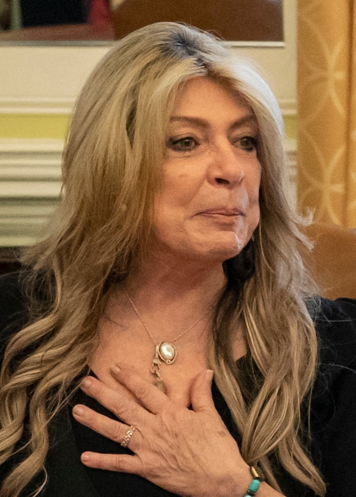 La exembajadora de Ecuador en Estados Unidos, Ivonne A-Baki, dando declaraciones durante una ceremonia de firma de los Acuerdos Artemis.