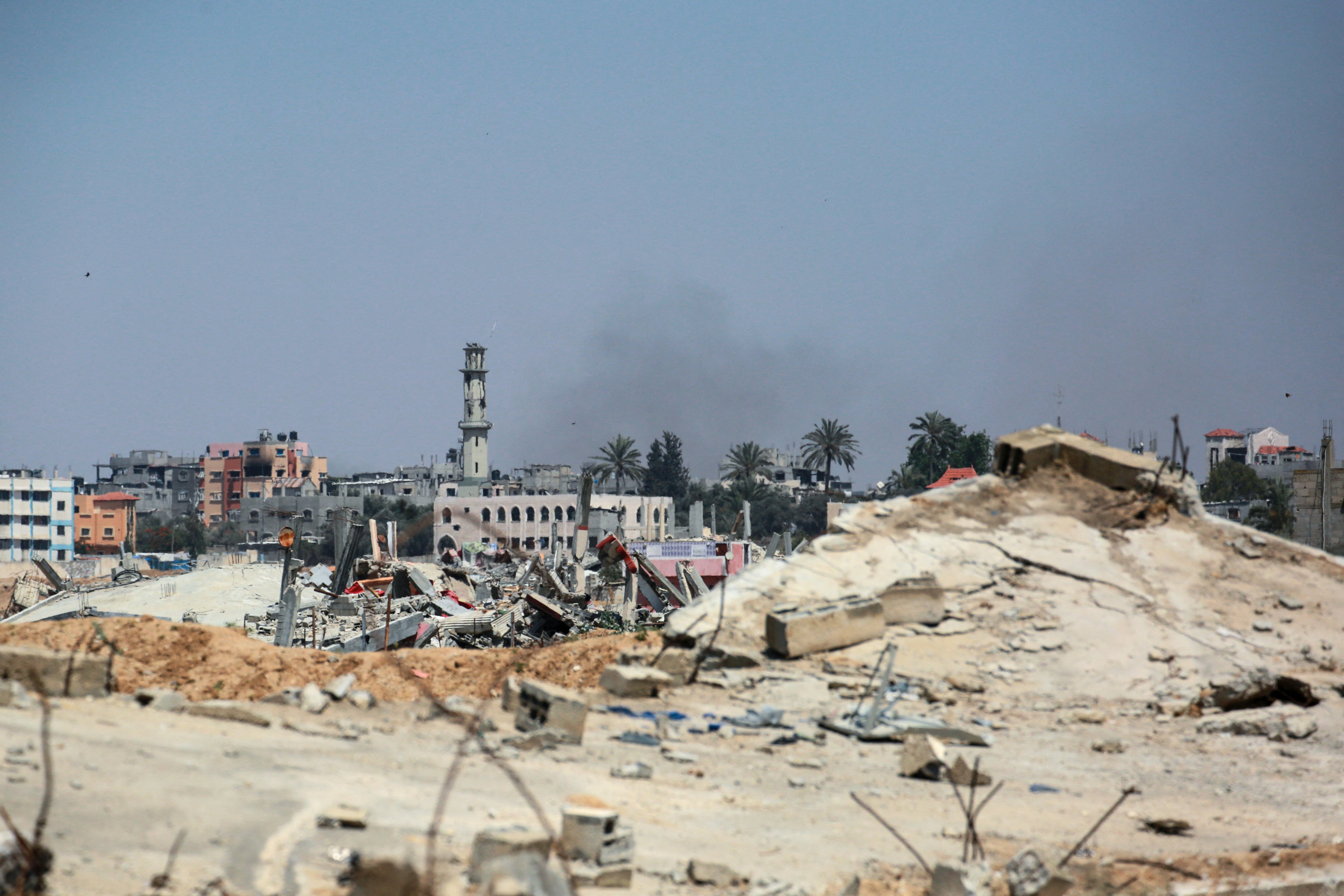 La oenegé Médicos Sin Fronteras (MSF) informó que el centro recibió al menos 70 muertos y más de 300 heridos desde el martes, en su mayoría mujeres y niños, debido a bombardeos israelíes en las zonas centrales de la Franja de Gaza.