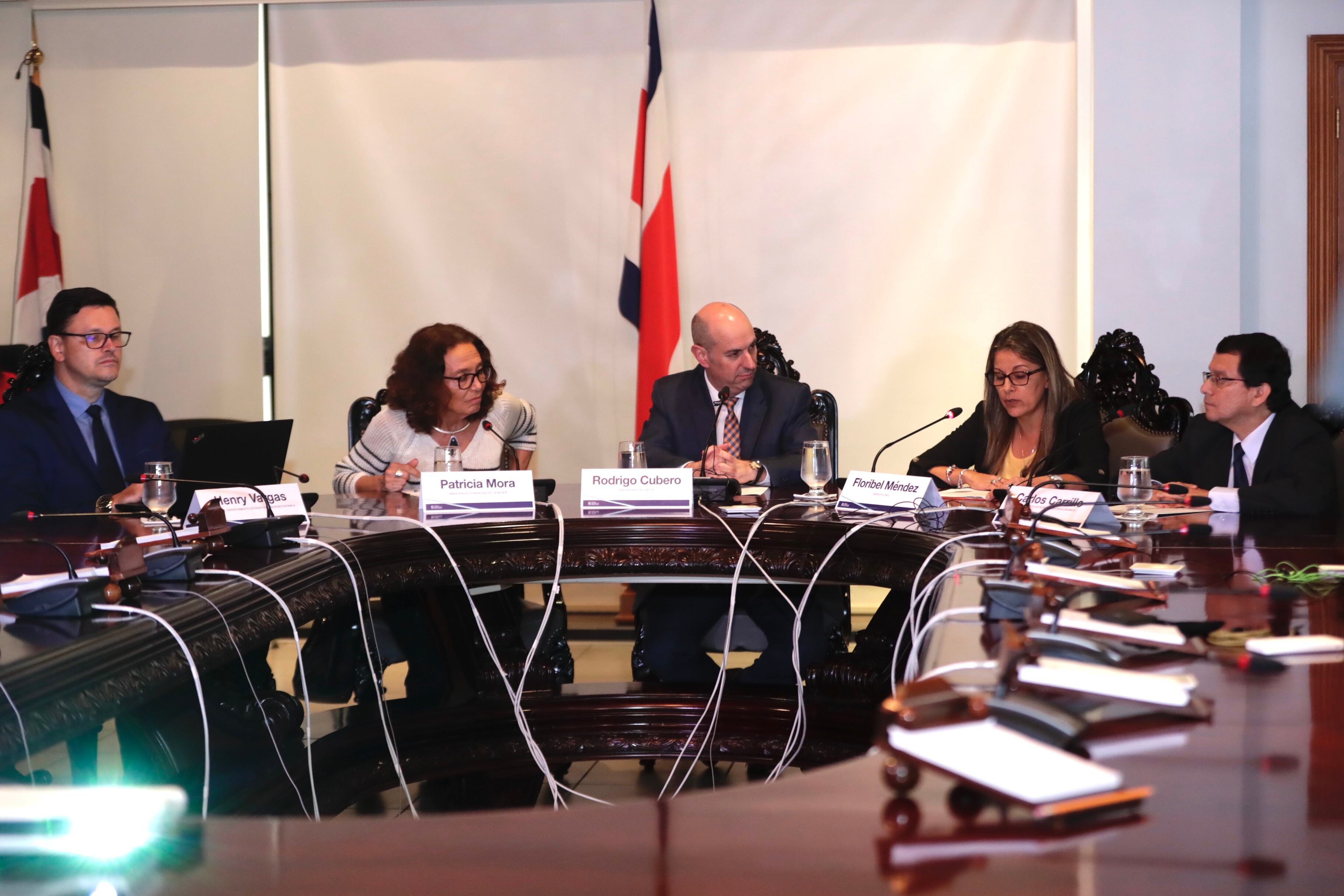 11/10/2019, San José, Banco Central, conferencia de prensa del banco central y otras entidades para hablar sobre el Trabajo Doméstico No Remunerado. En la mesa principal Henry Vargas director del departamento de estadística macroeconómica, Patricia Mora del INAMU, Rodrigo Cubero presidente del banco central, Floribel Méndez gerente del INEC y Carlos Carrillo del departamento de macroeconomía. Fotografía José Cordero