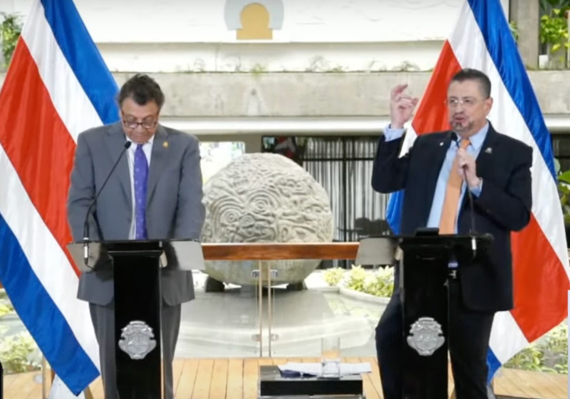 El ministro de Ambiente y Energía, Franz Tattenbach (izq.) y el presidente Chaves este 17 de julio en conferencia de prensa en Casa Presidencial. Fotografía: Toma de video.