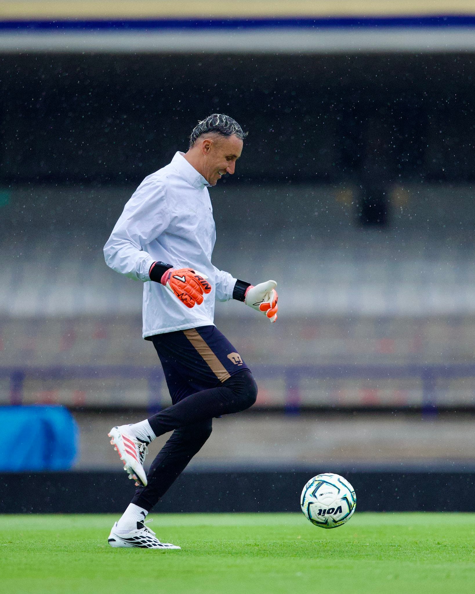 Keylor Navas se mostró sonriente bajo la lluvia, en la última práctica previo al partido entre Pumas y Necaxa.