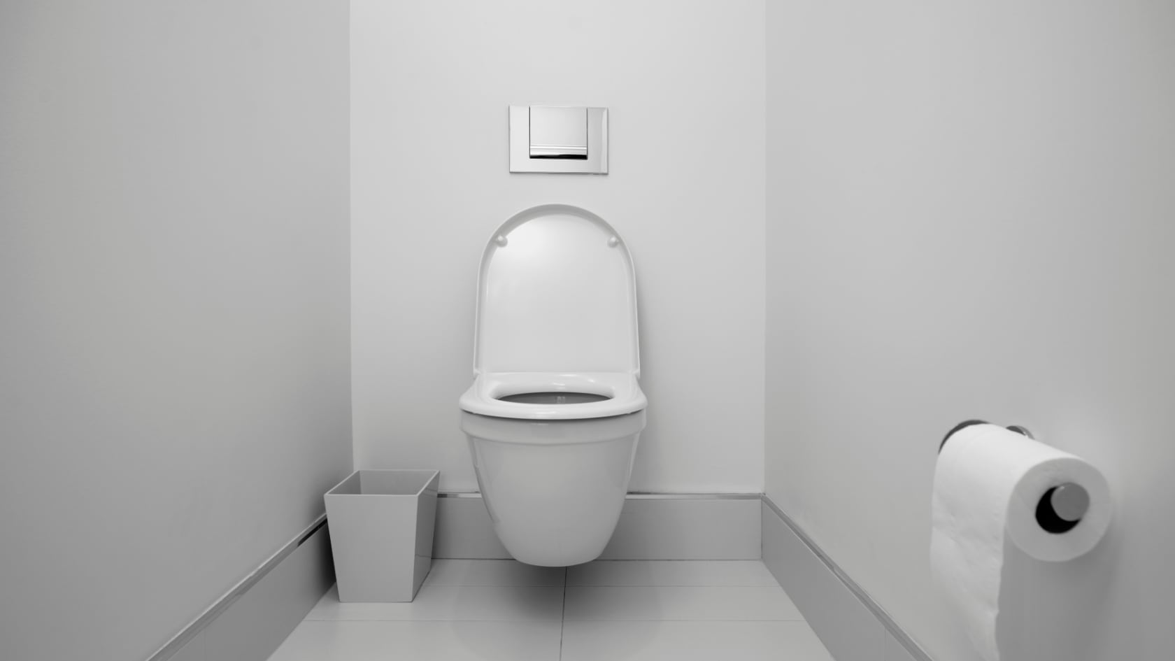 Dos estudios analizan si cerrar la tapa del inodoro al descargar evita contagios. Uno detectó riesgos, otro dice que la medida tiene poco efecto.