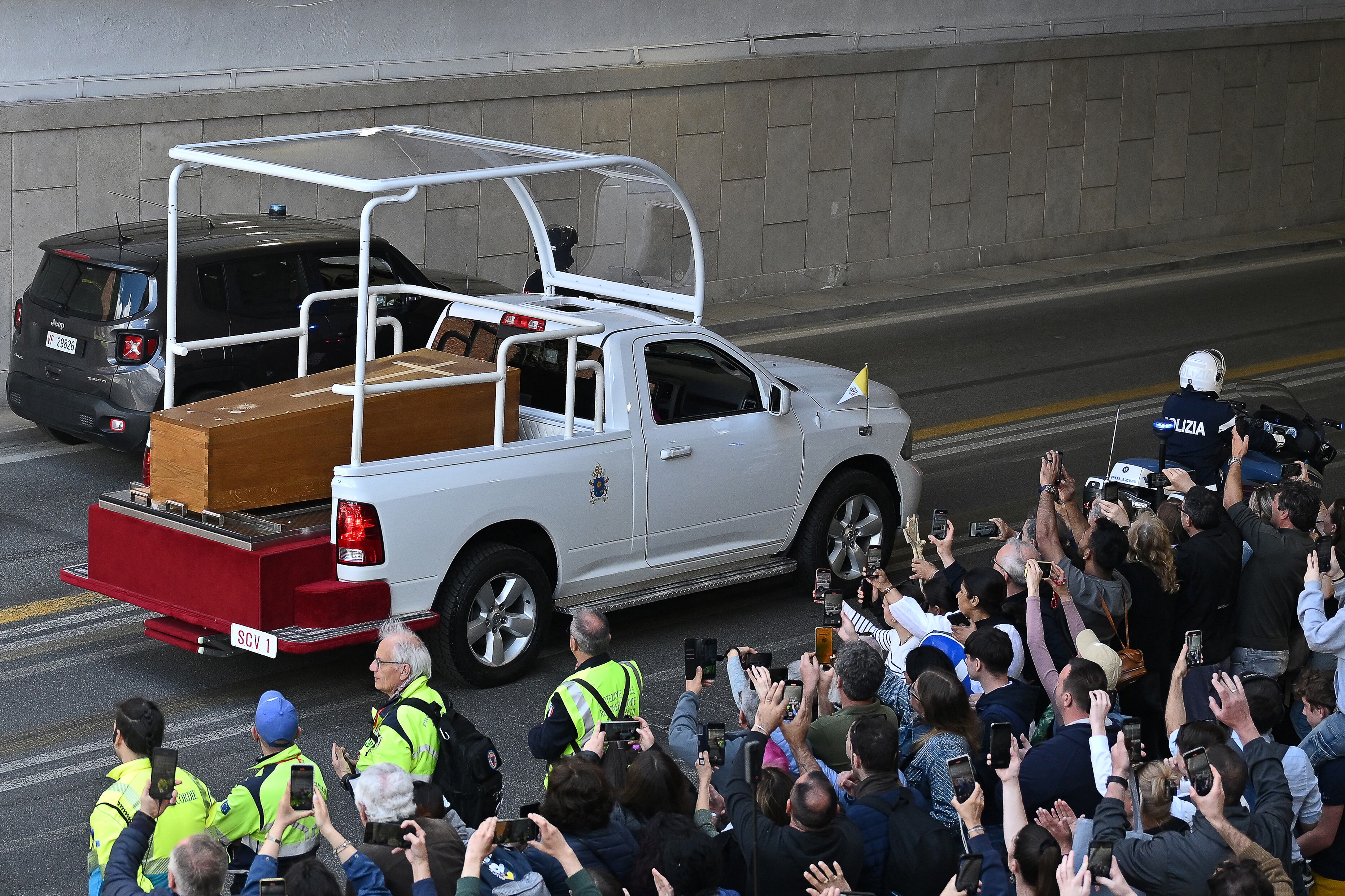 La gente a lo largo de la carretera mientras el ataúd del difunto Papa Francisco es transportado desde la Basílica de San Pedro a la Basílica de Santa María la Mayor, durante la ceremonia fúnebre en Roma. Fotografía: