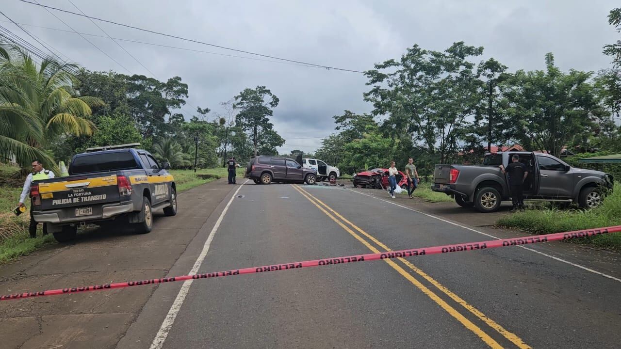 Una violenta colisión entre un taxi y un vehículo particular en San Carlos.