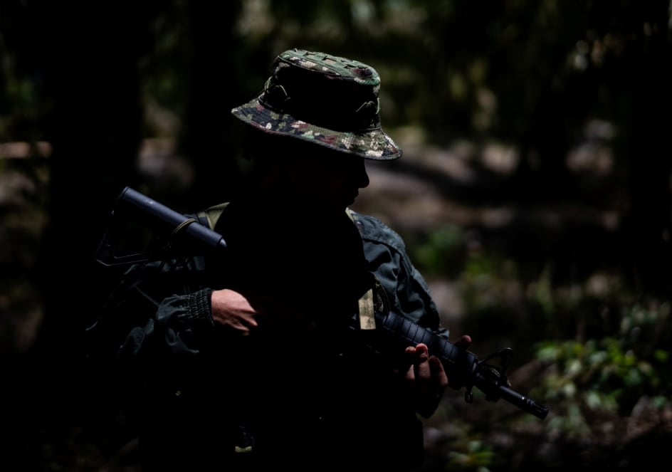 Un joven combatiente de 17 años en Colombia, en una foto distribuida por Human Rights Watch.