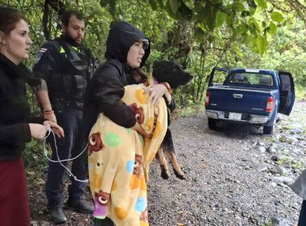 Vecinos y la Policía Municipal de Moravia rescataron a un perro de una brutal agresión.