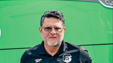 Un panel de porristas para Jafet Soto