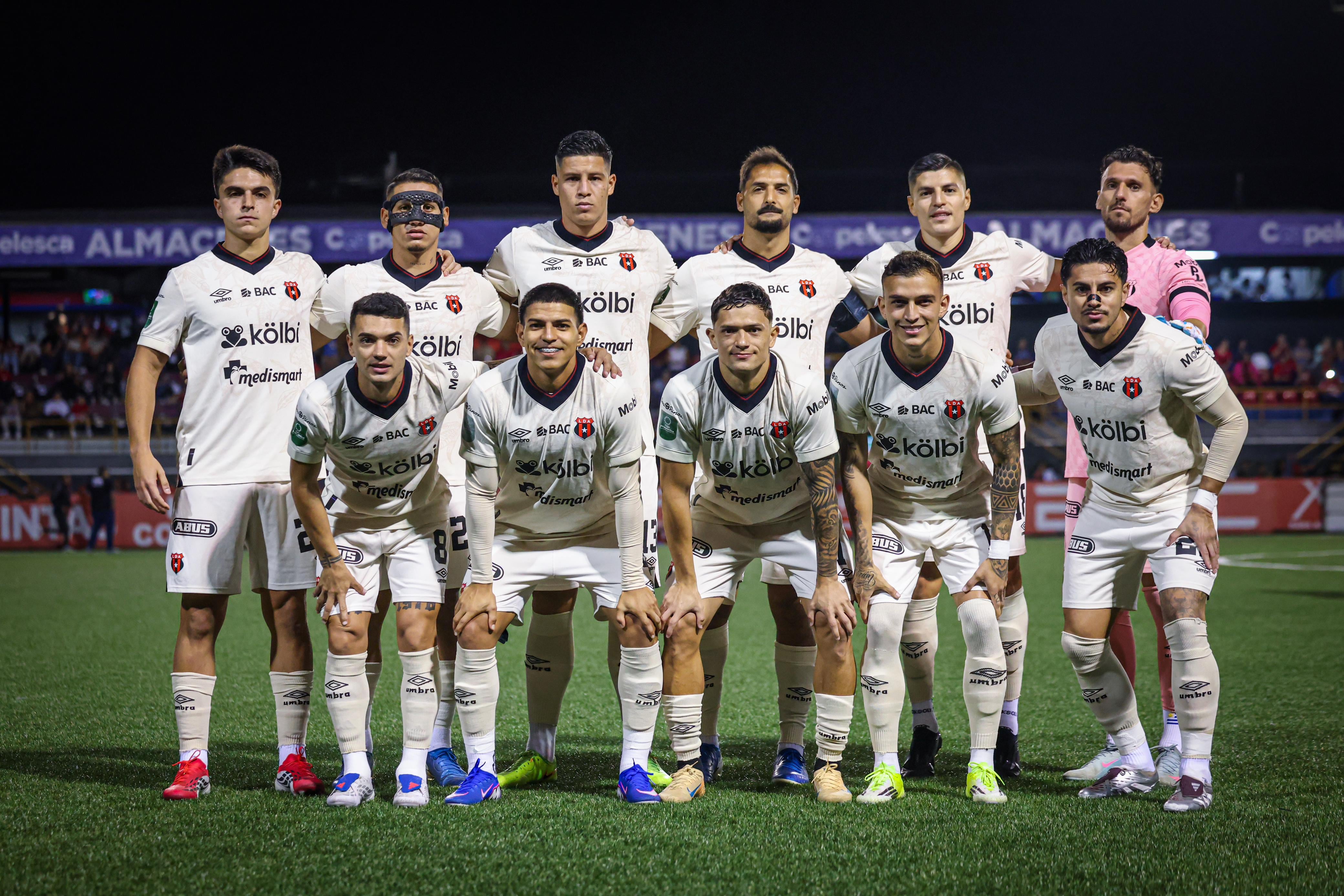 En la primera parte del partido entre San Carlos y Alajuelense se lesionaron dos futbolistas de la Liga.