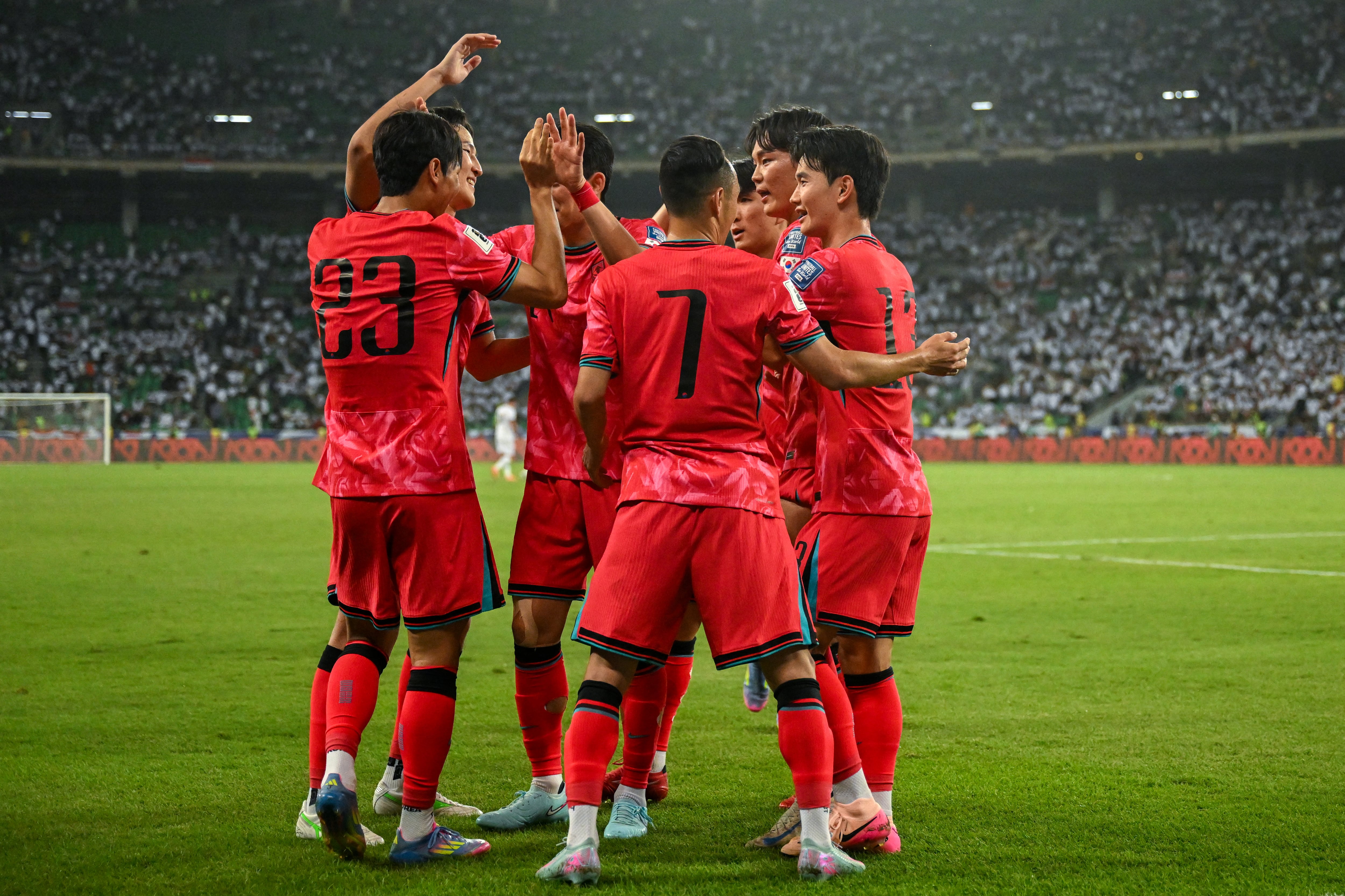 Jugadores de Corea del Sur festejan el pase al Mundial de Norteamérica 2026.