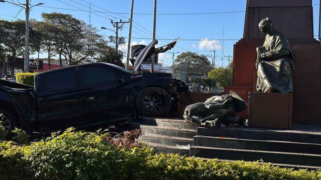 Uno de los leones del monumento fue arrancado de su base producto del fuerte choque.