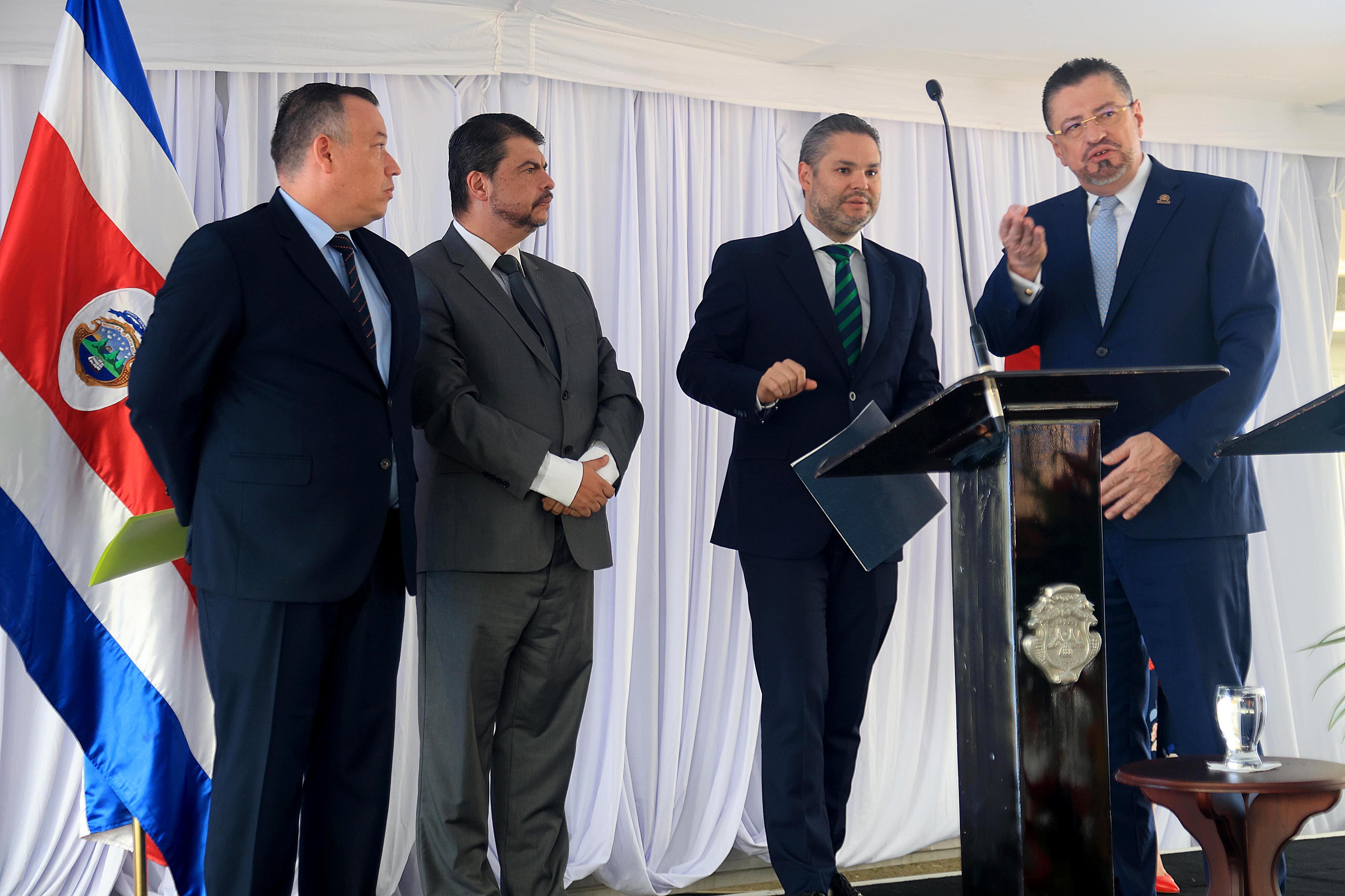 28/05/2024 La Uruca. El gobierno de la República presentó, en alianza con seis entidades financieras, el plan de abordaje contra los préstamos gota a gota. Estuvieron presentes, entre otros, el presidente Rodrigo Chaves; el ministro de Seguridad, Mario Zamora; el ministro de Economía, Francisco Gamboa Soto y la gerente del Banco Popular, Gina Carvajal. Foto: Rafael Pacheco Granados