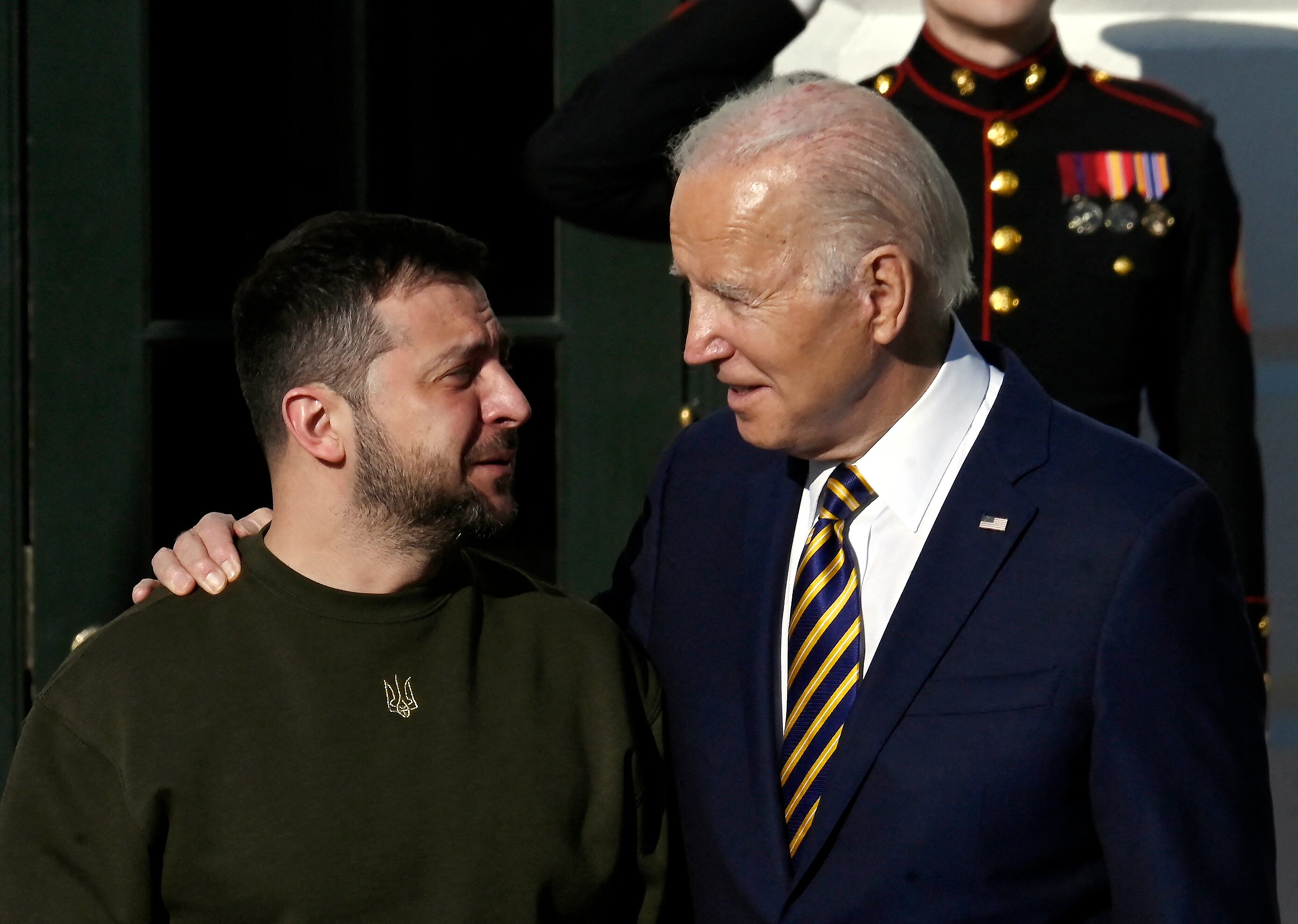 El presidente de los Estados Unidos, Joe Biden, da la bienvenida al presidente de Ucrania, Volodymyr Zelensky, en el jardín sur de la Casa Blanca, en Washington, DC, el 21 de diciembre de 2022. Zelensky está en Washington para reunirse con el presidente de los Estados Unidos dirigirse al Congreso, su primer viaje al extranjero desde que Rusia invadió.