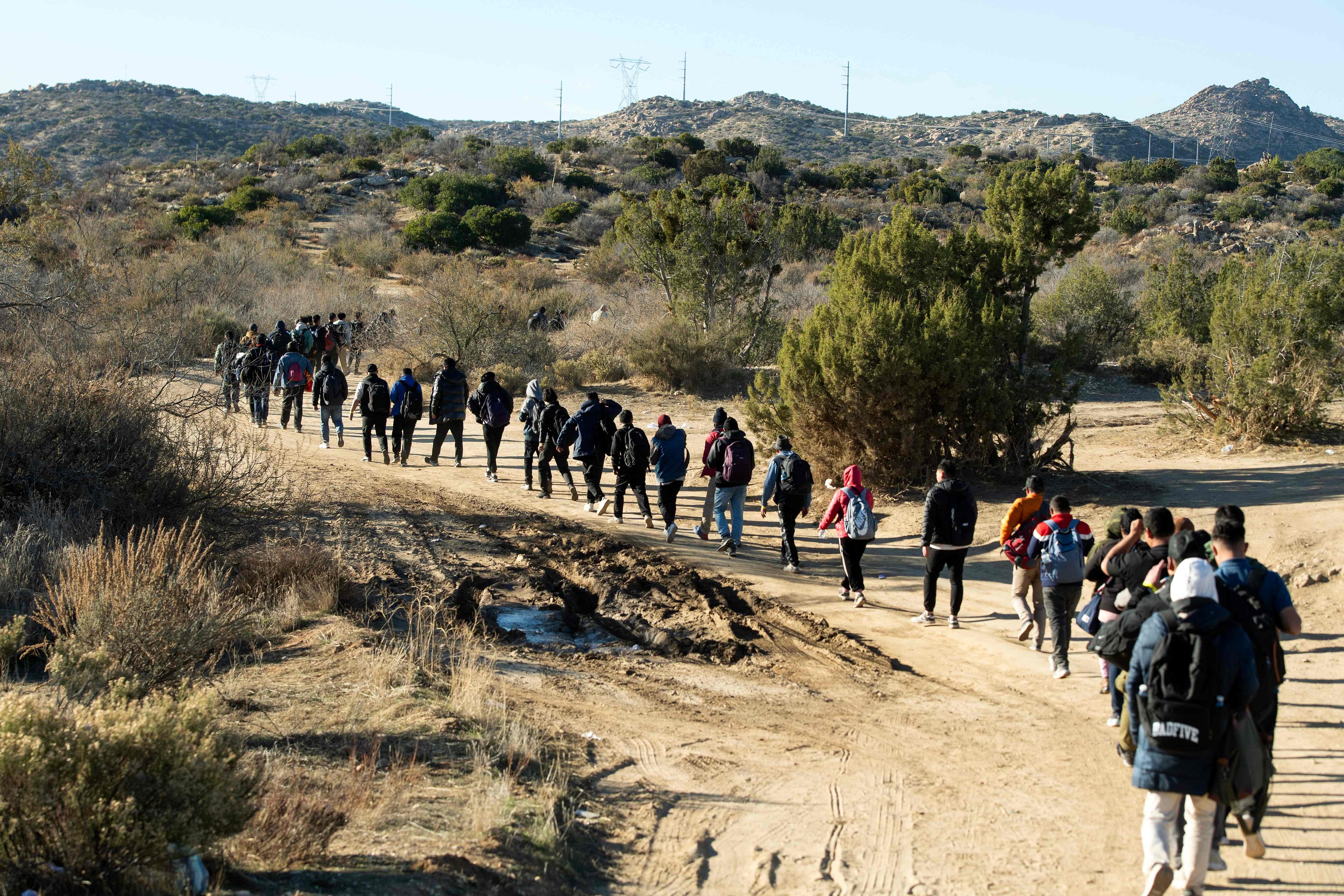 Agentes de la patrulla fronteriza procesan a los migrantes que ingresaron ilegalmente a los Estados Unidos el día anterior antes de llevarlos a un puerto de entrada en Jacumba, California. Cientos de migrantes que cruzan a los Estados Unidos cada día están siendo conducidos a zonas abiertas. campamentos aéreos, donde no tienen acceso a comida ni agua, y algunos son dejados a dormir en campo abierto en un desierto plagado de escorpiones y serpientes, dicen los activistas.