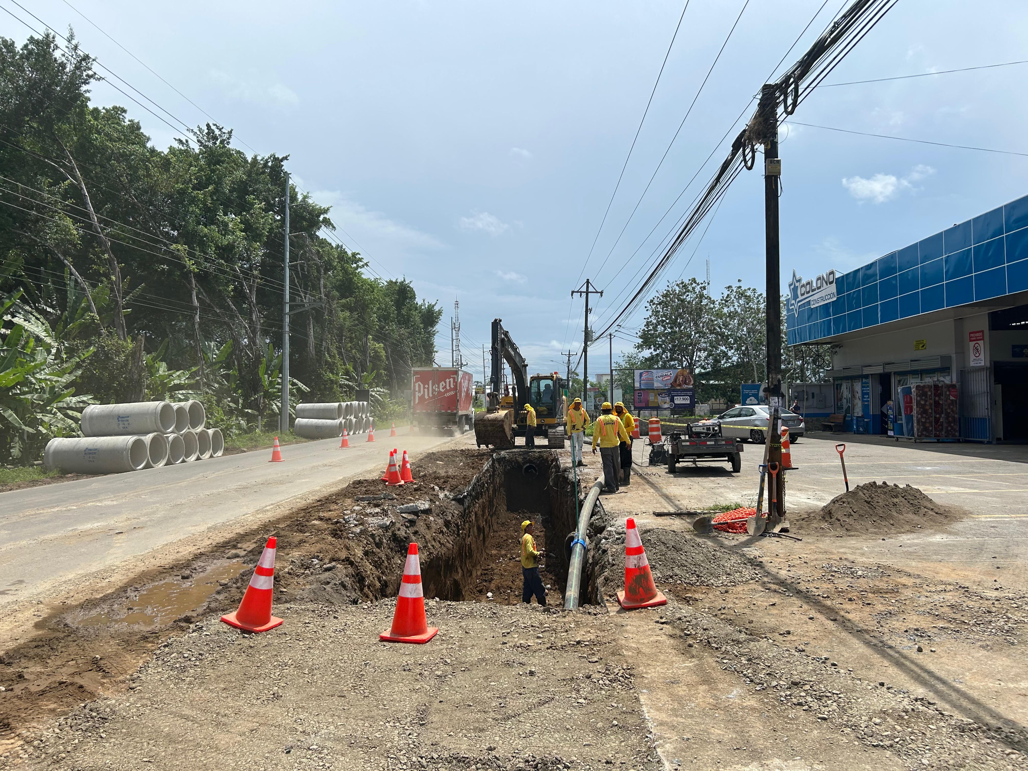 Las obras en Muelle incluyen una rotonda, tubería pluvial y mejoras viales. Se espera finalizar en octubre