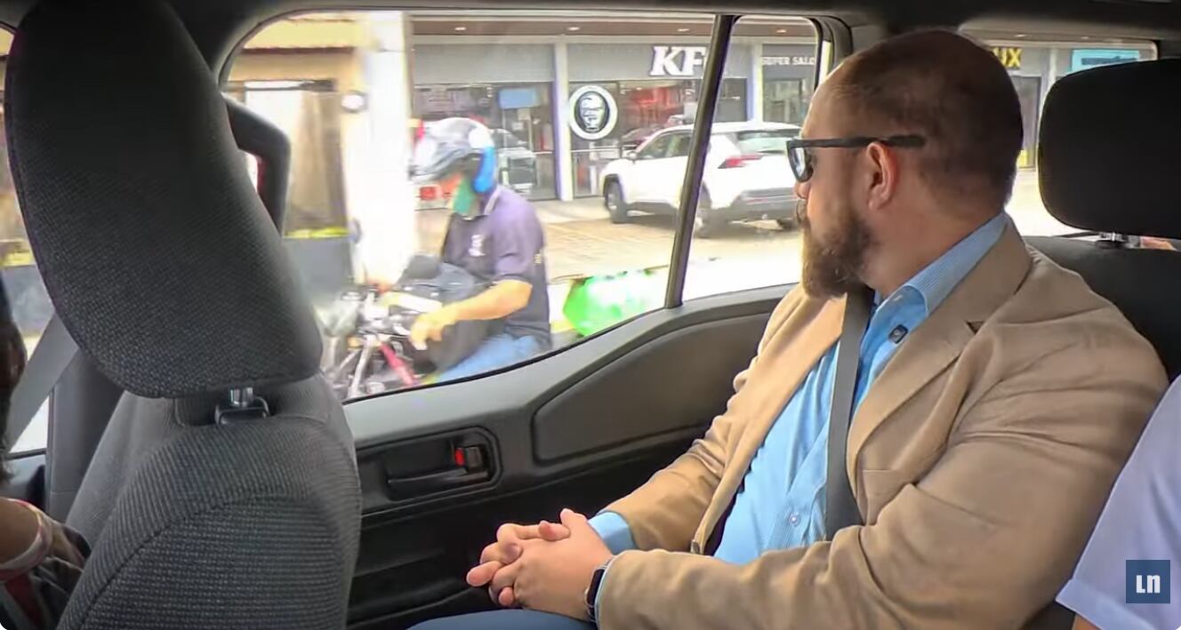 Jeffrey Cervantes, director del Cosevi, observó a un motociclista que usaba el celular sostenido del casco.