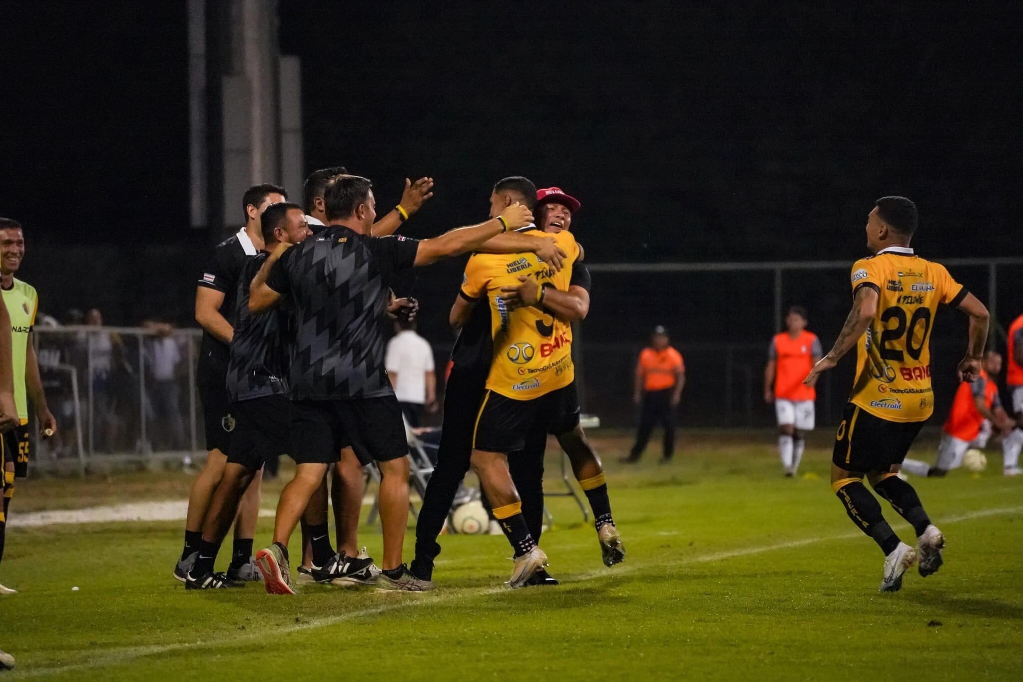 Fernando Piñar (3) celebró su gol con el técnico de Liberia, Minor Díaz. Los liberianos fueron muy superiores a Cartaginés.
