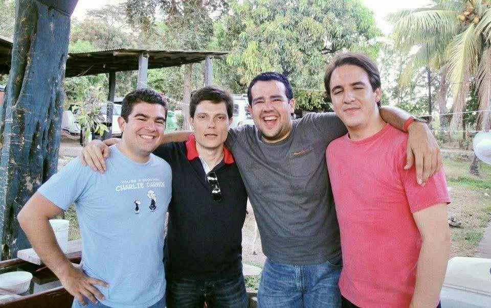 Álvaro Ramos y César Rodríguez en una fotografía de hace 15 años junto a dos de sus amigos.