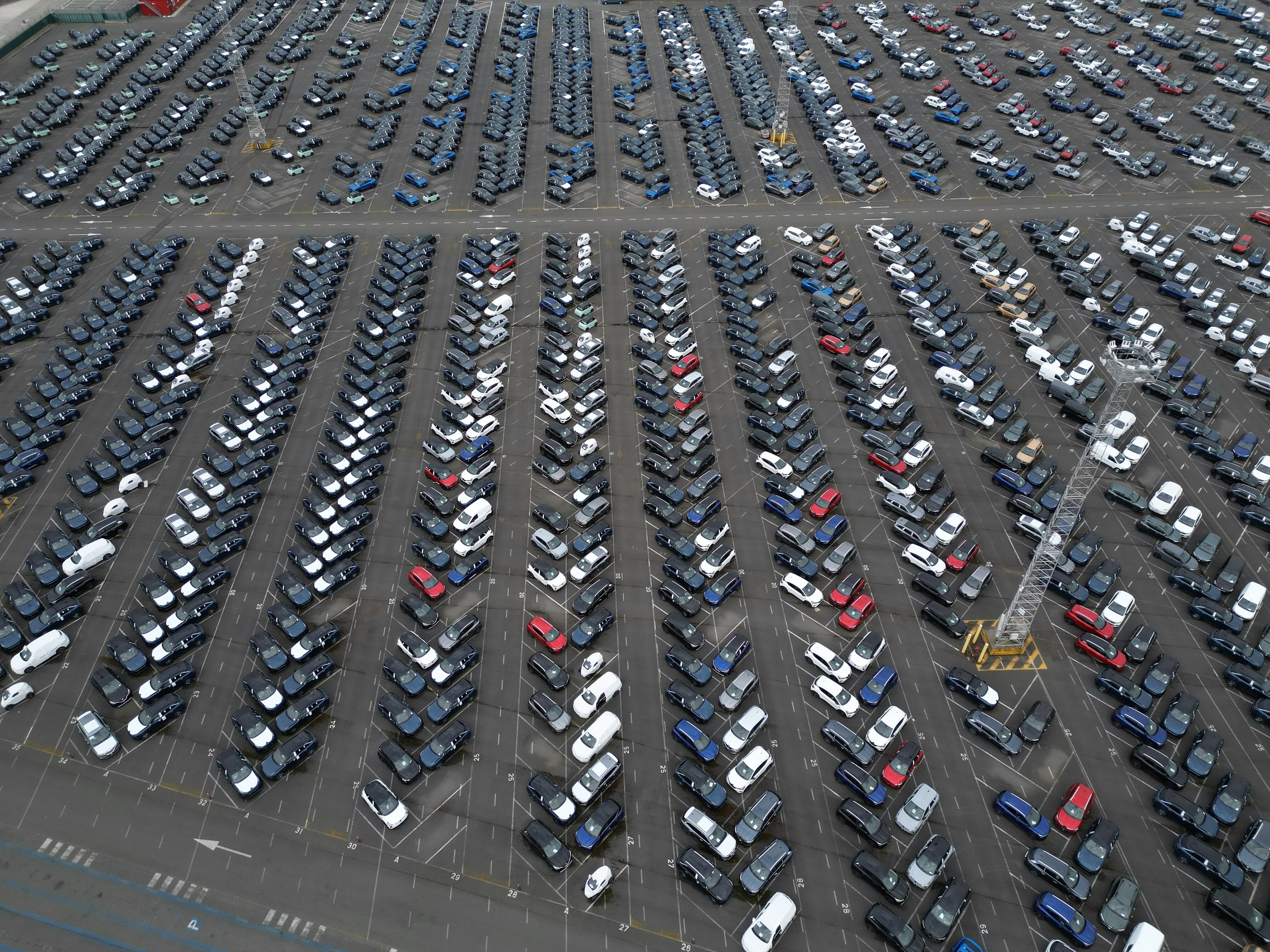 Lote de vehículos eléctricos chinos almacenados en fábrica de China, carros eléctricos chinos