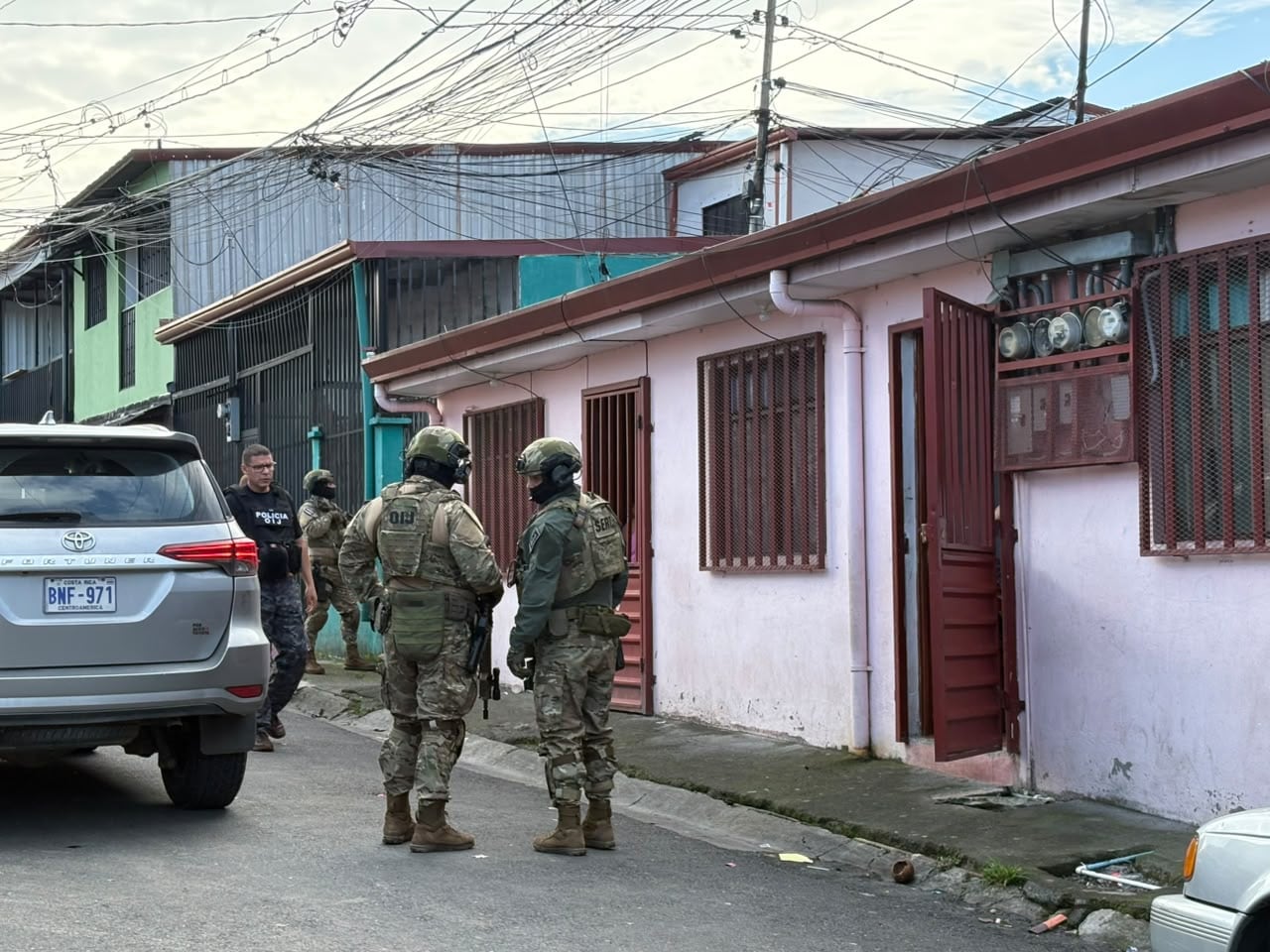 Allanamientos en Hatillo, específicamente en la comunidad conocida como María Reina, para ubicar a los sospechosos del homicidio de Kevin Kirby.