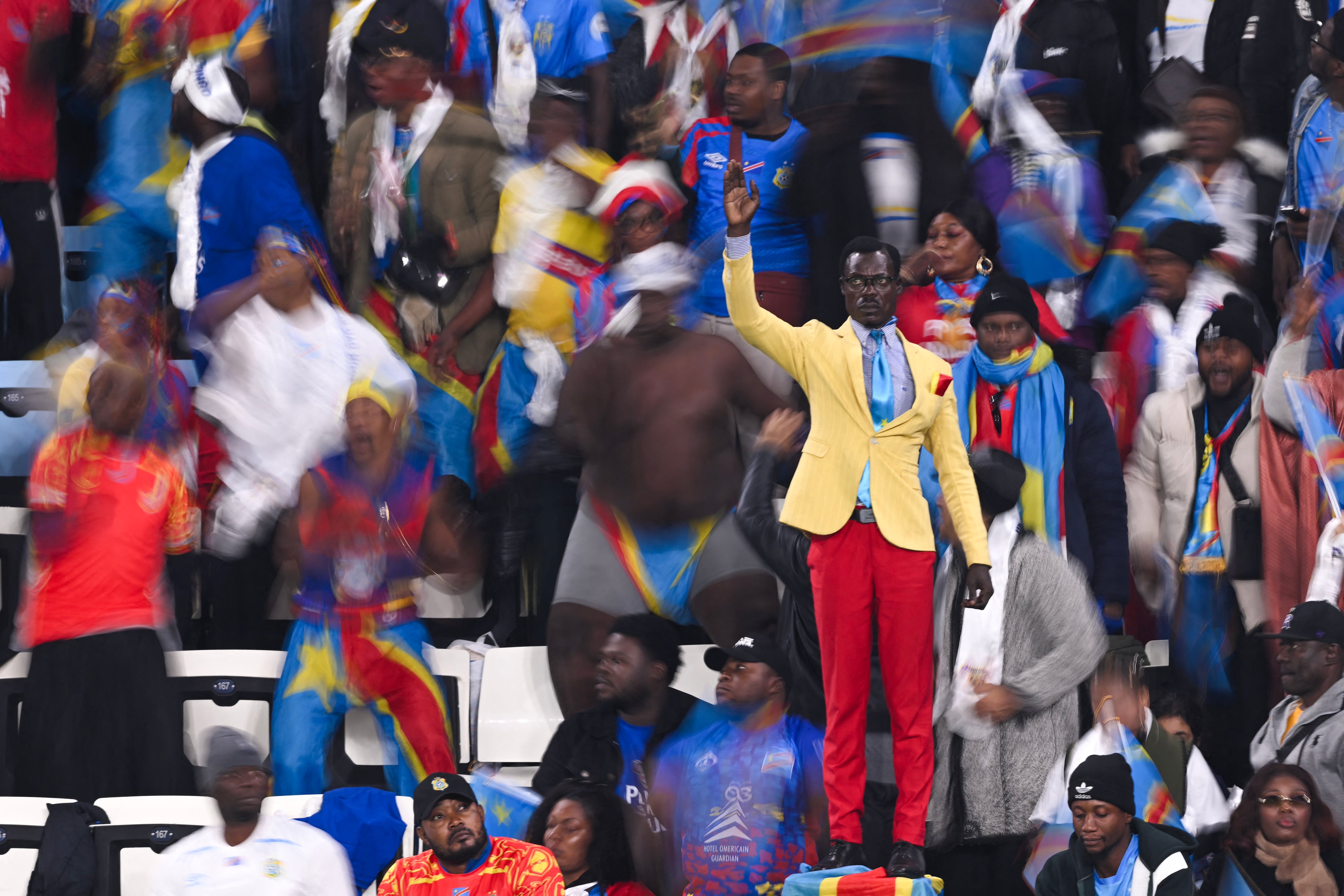 Michel Kuka Mboladinga, seguidor de la República Democrática del Congo, rinde homenaje al fallecido primer ministro de la República Democrática del Congo, Patrice Lumumba, permaneciendo inmóvil durante el partido de fútbol del Grupo D de la Copa Africana de Naciones (CAN) entre Botsuana y la República Democrática del Congo en el estadio El Madina de Rabat el 30 de diciembre de 2025.