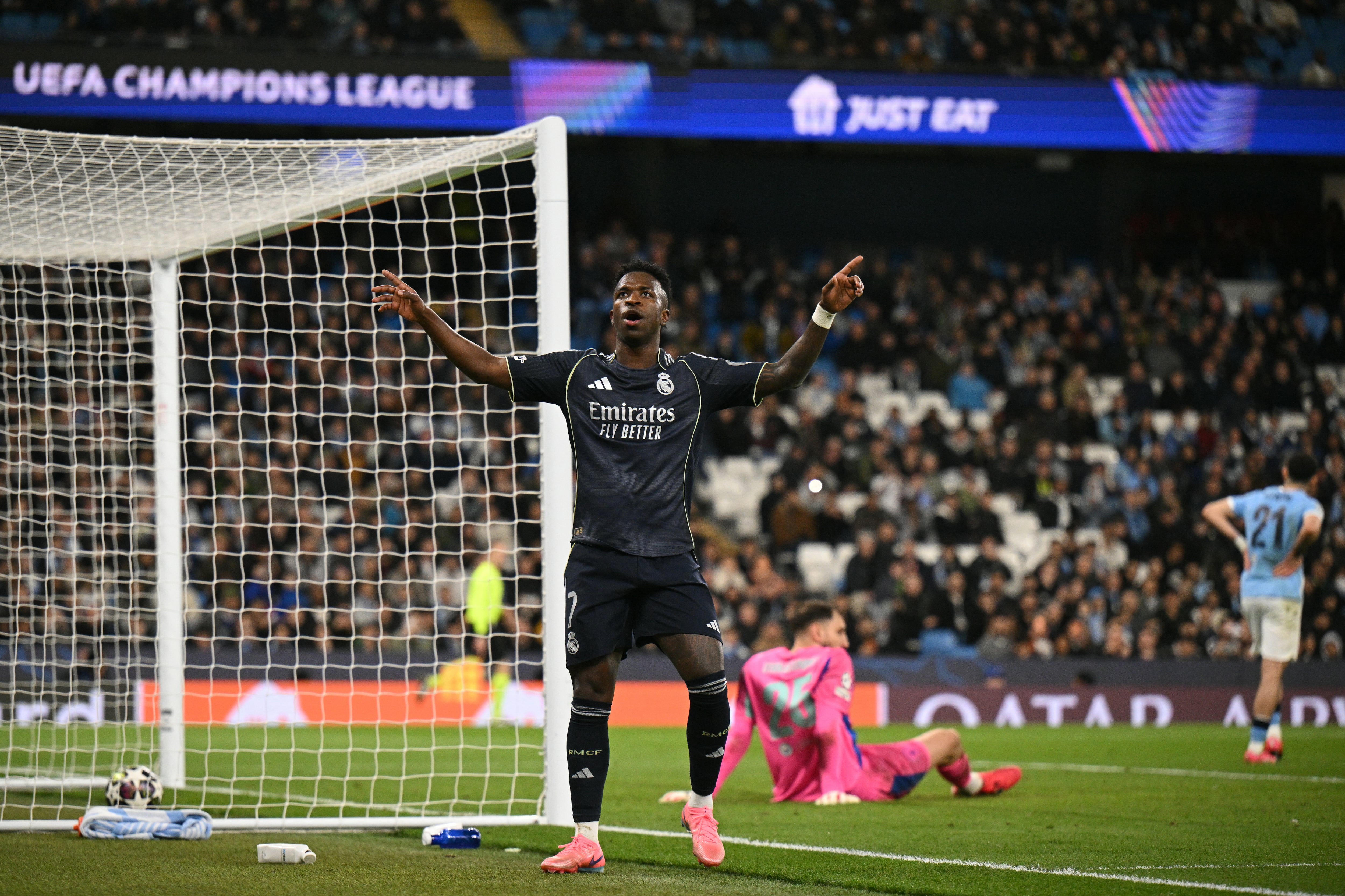 El delantero del Real Madrid Vinicius Jr. celebra su anotación ante el Manchester City en el Etihad Stadium por la Champions League.