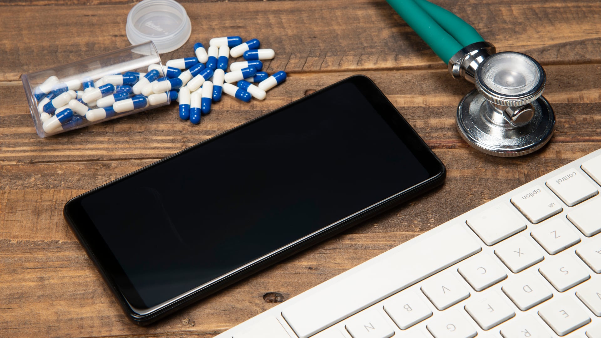 El decreto obliga a detallar datos médicos en una plataforma sin protección legal, según la Procuraduría y el Colegio de Médicos.