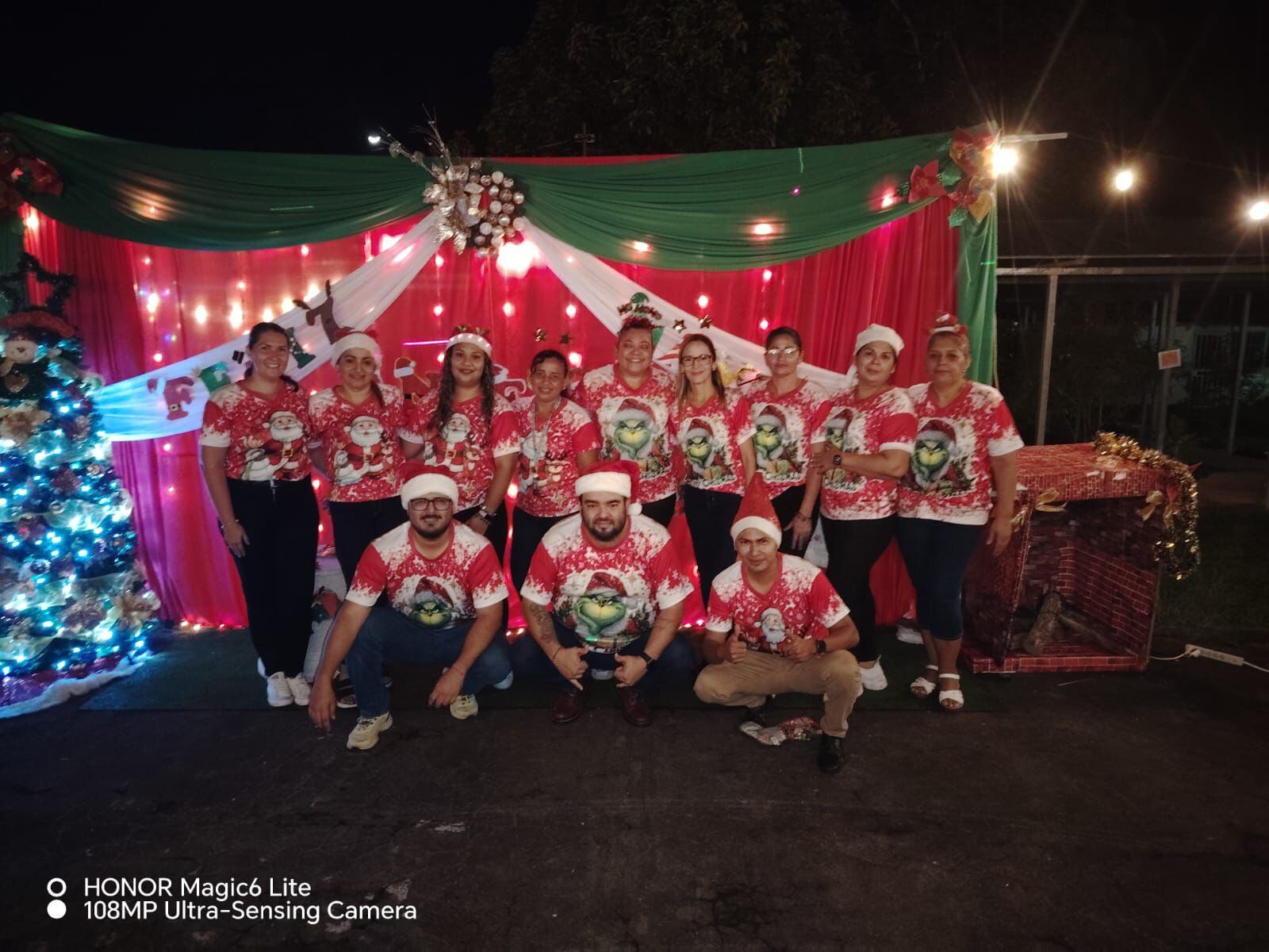 La unión de grupo caracteriza a los educadores de la escuela Anselmo Gutiérrez Briceño en donde laboraba María del Milagro Peralta, en foto fue tomada en el festival navideño del 2024.
